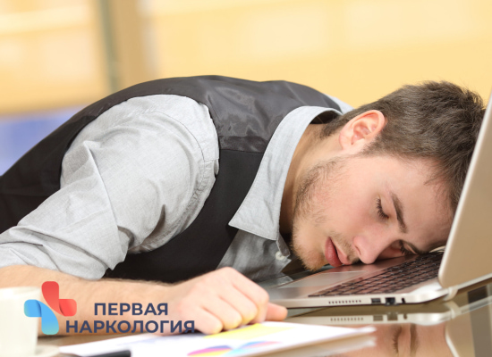 Человек за ноутбуком